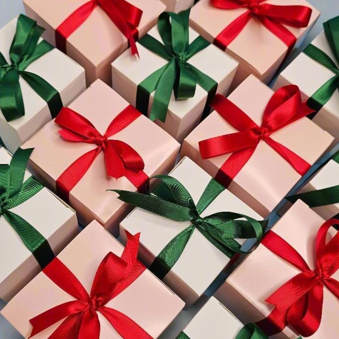 giftboxedscentedcoconutsoycandlesintrepidglowwebsitephoto_e558026f